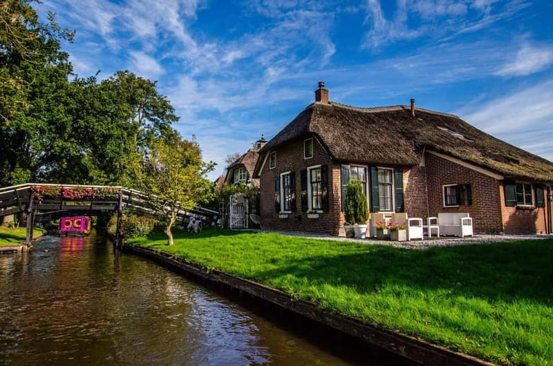 Giethoorn: Canal Cruise & lake Tour & Sightseeing Village - Your guide on board: stories in motion (Dutch, German, English)