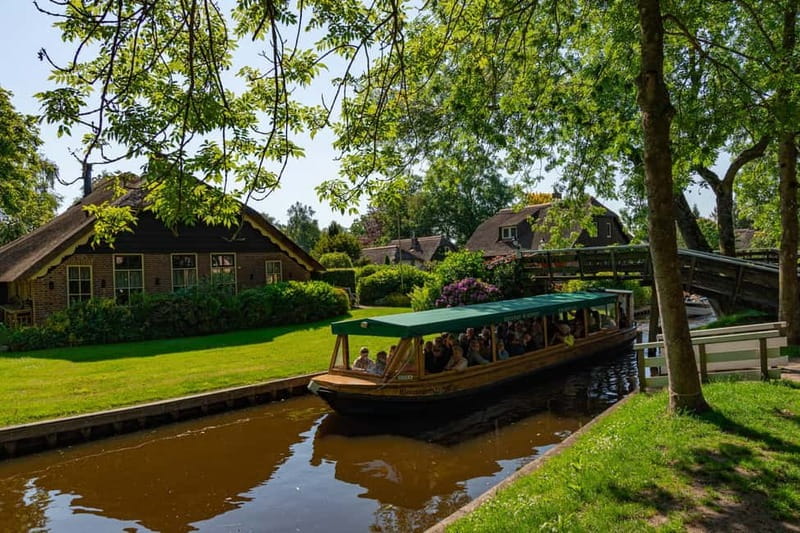 Giethoorn: Canal Cruise & lake Tour & Sightseeing Village - When the schedule matters: fixed departures and chosen start times