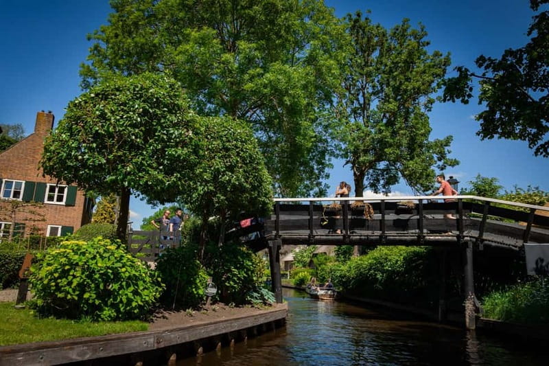 Giethoorn: Canal Cruise & lake Tour & Sightseeing Village - Who should book this Giethoorn boat plus map tour