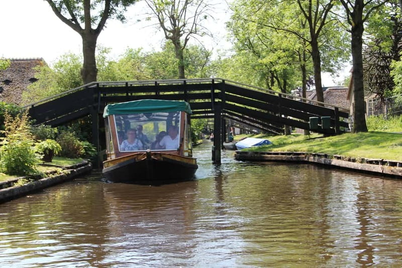 Giethoorn: Canal Cruise & lake Tour & Sightseeing Village - The 1-hour heated canal cruise, with windows you can control