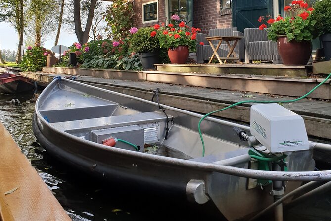 Giethoorn Day Tour from Amsterdam with Small Boat Ride - Your Giethoorn Flow: Walk First, Then the 1-Hour Electric Boat Ride