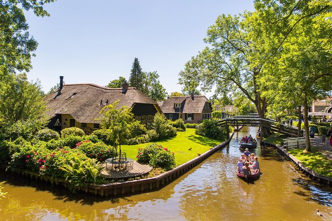 Giethoorn Day Trip from Amsterdam with Boat Trip - Giethoorn arrival and the boat cruise: your one hour of best views