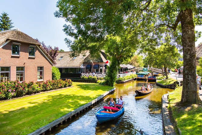 Giethoorn Day Trip from Amsterdam with Boat Trip - Exploring Giethoorn on your own: free time that you can actually use