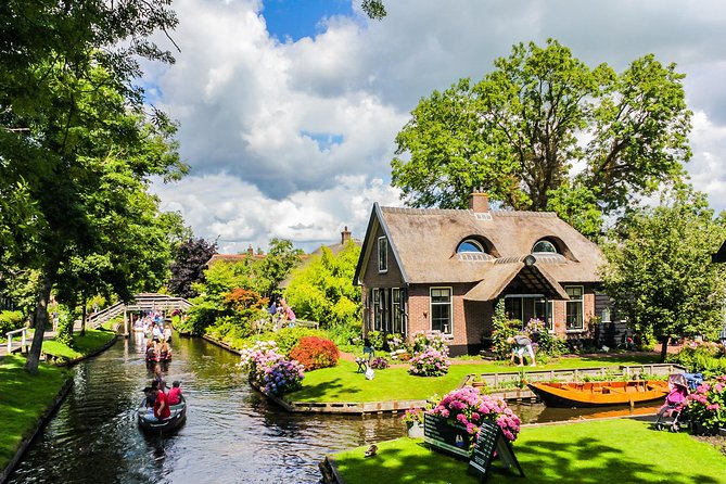 Giethoorn Day Trip from Amsterdam with Boat Trip - Guide quality swings more than you might expect
