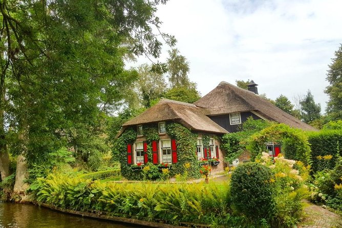 Giethoorn Guided DayTrip from Amsterdam - The real draw: a car-free village that feels like the Dutch version of Venice