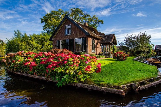 Giethoorn Guided DayTrip from Amsterdam - Getting out of Amsterdam: the ride that turns city noise into countryside views