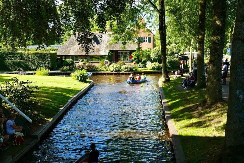 Giethoorn: Luxury Private Closed Boat Tour with captain - Key Points to Know Before You Go