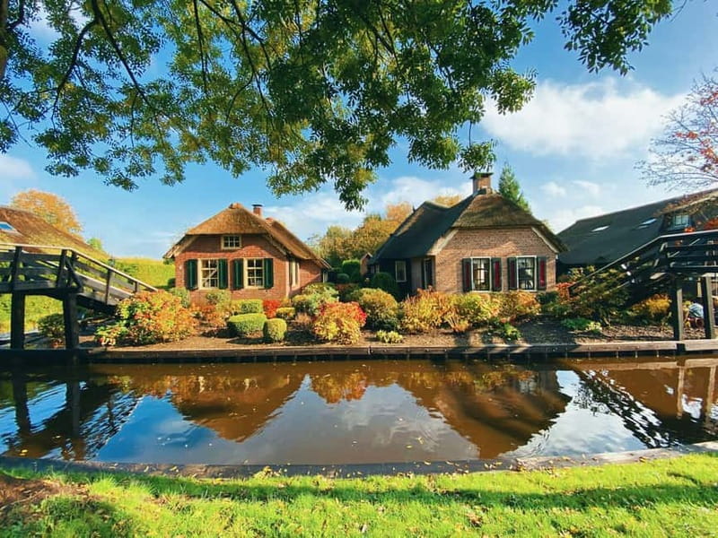 Giethoorn: Luxury Private Closed Boat Tour with captain - Getting There: Zuiderpad 14A, Free Parking, and a Bus Stop Nearby
