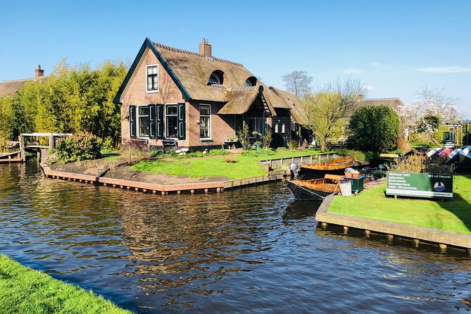 Giethoorn Private 1 or 2 Hour VIP Boat Tour - Giethoorn by boat: why canals beat streets here