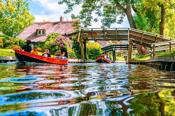 Giethoorn Private Tour & Boat Trip - How your guide adds value without locking you into a script