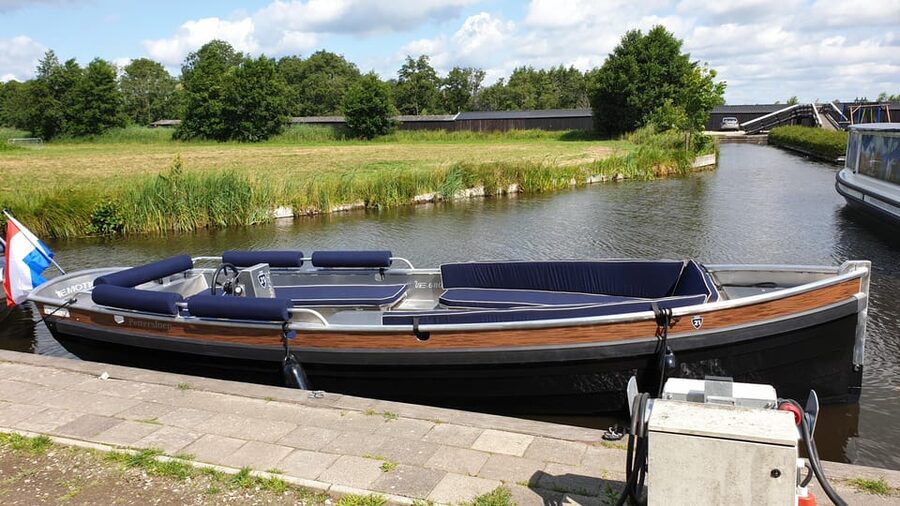 Giethoorn: Self-Drive Boat Rental for up to 12 People - Your 2-Hour On-Water Plan: Route Guidance or Independent Views