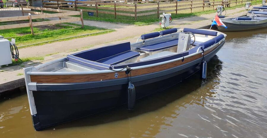 Giethoorn: Self-Drive Boat Rental for up to 12 People - Route Navigation, Instructions, and Rescue Support: The Calm-Confidence Layer