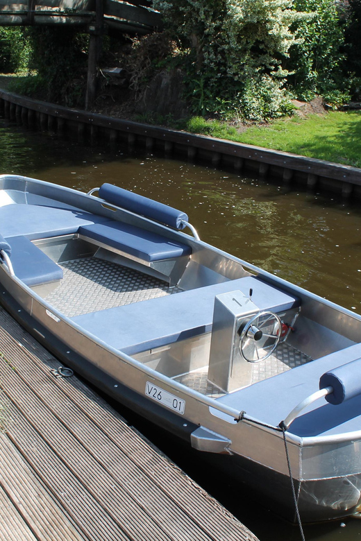 Giethoorn: Self-Drive Boat Rental for up to 8 People - Giethoorn by electric boat, with your own pace