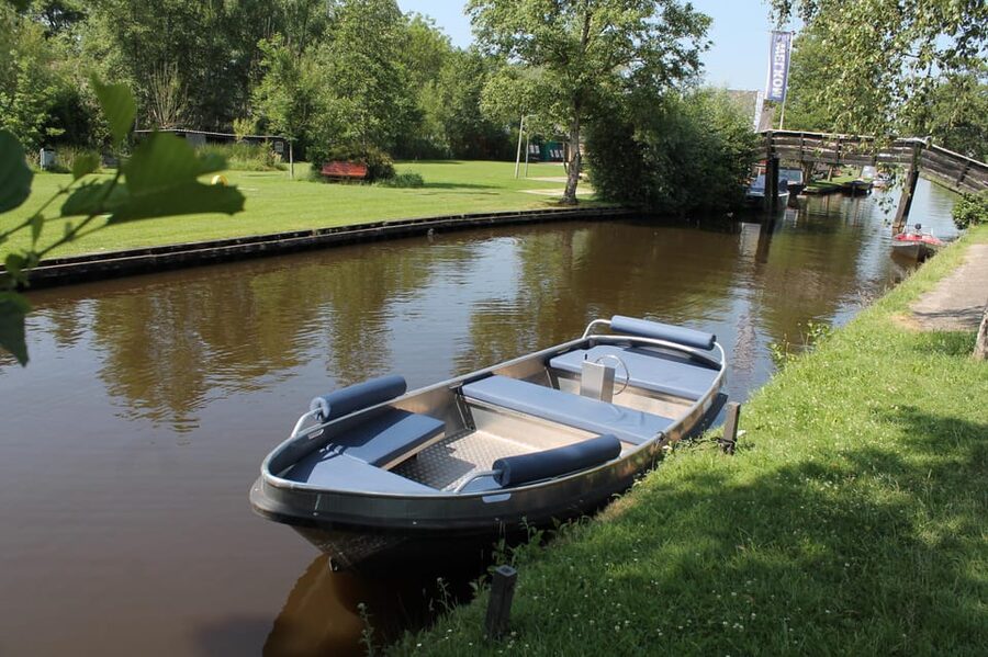 Giethoorn: Self-Drive Boat Rental for up to 8 People - What happens when time runs out: docking and getting back out