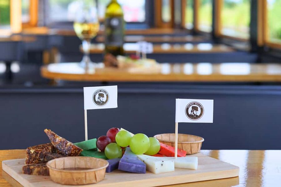 Giethoorn: Sightseeing Boat Tour - Cheese and drinks at Henri Willig: optional tasting, smart ordering rules
