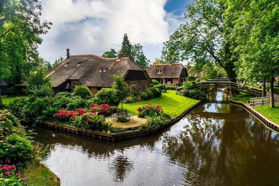 Giethoorn: Sightseeing Boat Tour - Price and value: about $11 for a guided cruise