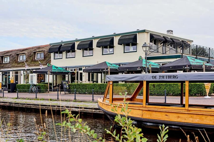 Giethoorn: Sightseeing Boat Tour - Should you book the Giethoorn boat tour?