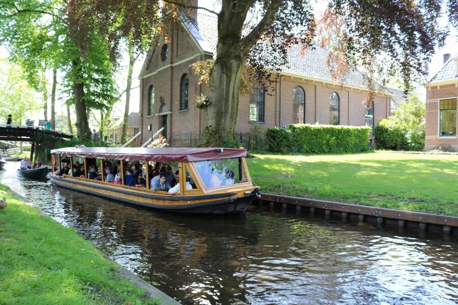Giethoorn: Village & National Park Canal Cruise with Coffee - Why Giethoorn, and Why This Boat Ride Works