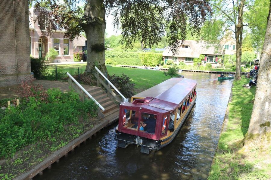 Giethoorn: Village & National Park Canal Cruise with Coffee - Best time to go: beat the canal traffic