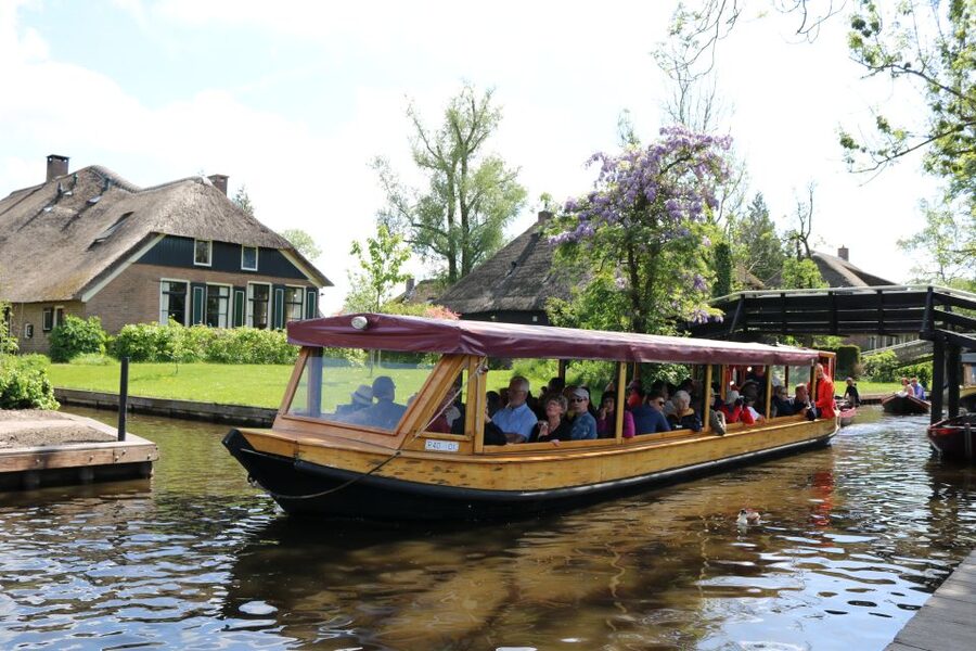 Giethoorn: Village & National Park Canal Cruise with Coffee - Who should book this cruise, and who might skip it