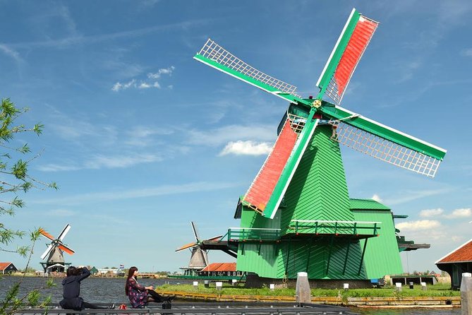Giethoorn, Zaanse Schans Windmills Guided Day Trip from Amsterdam - Stop 1: Zaanse Schans windmills, clogs, and cheese factory time