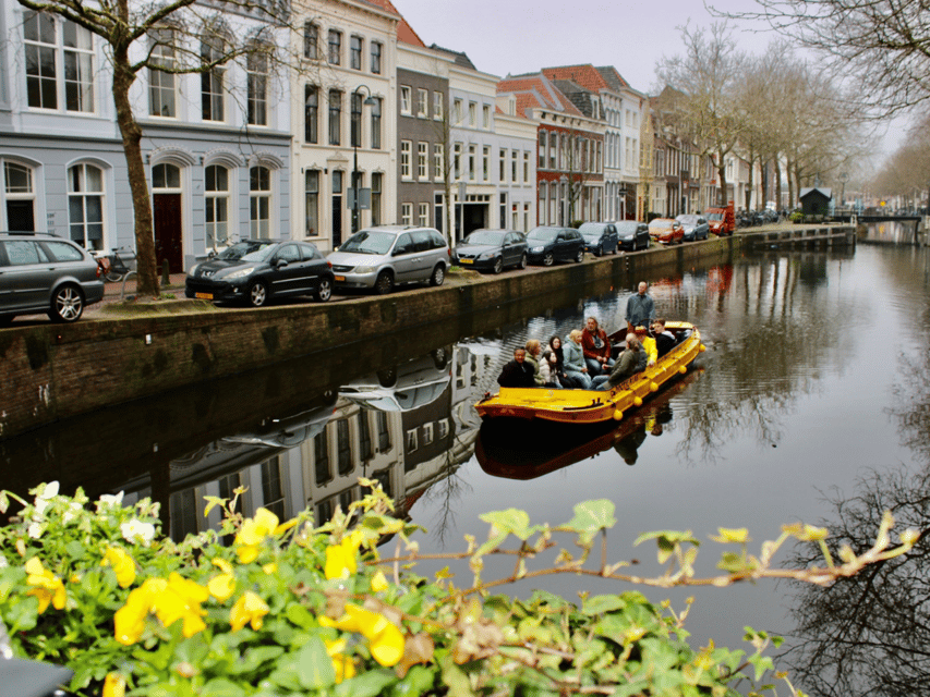 Gouda: Open Boat City Canal Cruise - Skipper narration: fun facts, questions, and the human factor