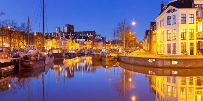 Groningen: Candlelight tour - On board the heated boat, how the tour feels in real life