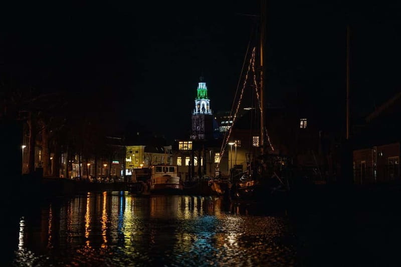 Groningen: Candlelight tour - The canal views: lighted bridges, towers, and historic boats