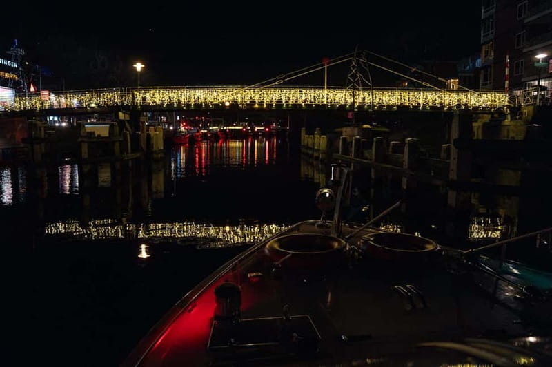 Groningen: Candlelight tour - Glühwein, soda for kids, and snacks you can buy on board
