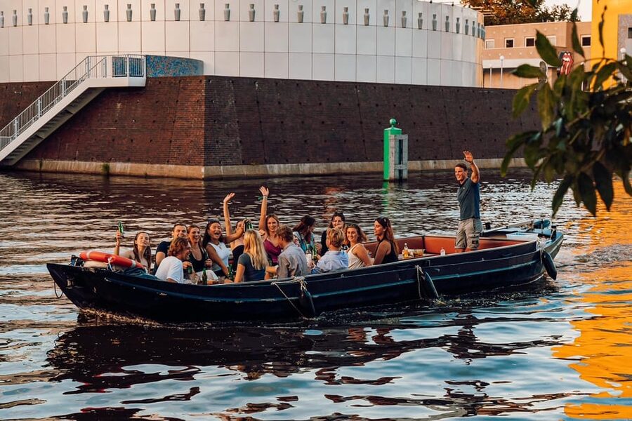 Groningen: City canal cruise (with unlimited drinks) - A cozy Groningen canal cruise on Borrelvloot, with drinks included