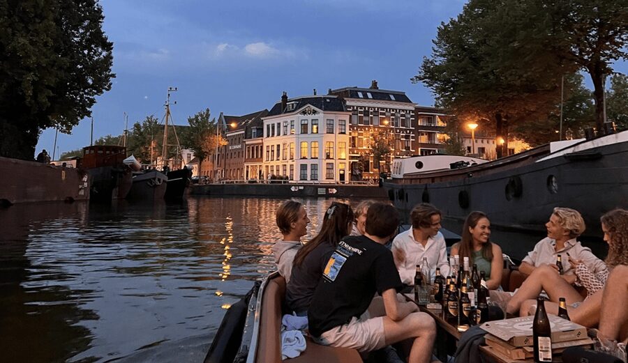 Groningen: City canal cruise (with unlimited drinks) - What the skipper actually does during the 1.5-hour loop
