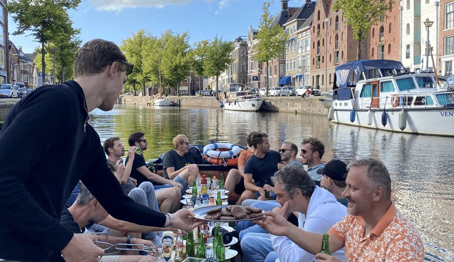 Groningen: City canal cruise (with unlimited drinks) - Who should book this Borrelvloot cruise, and who should skip it