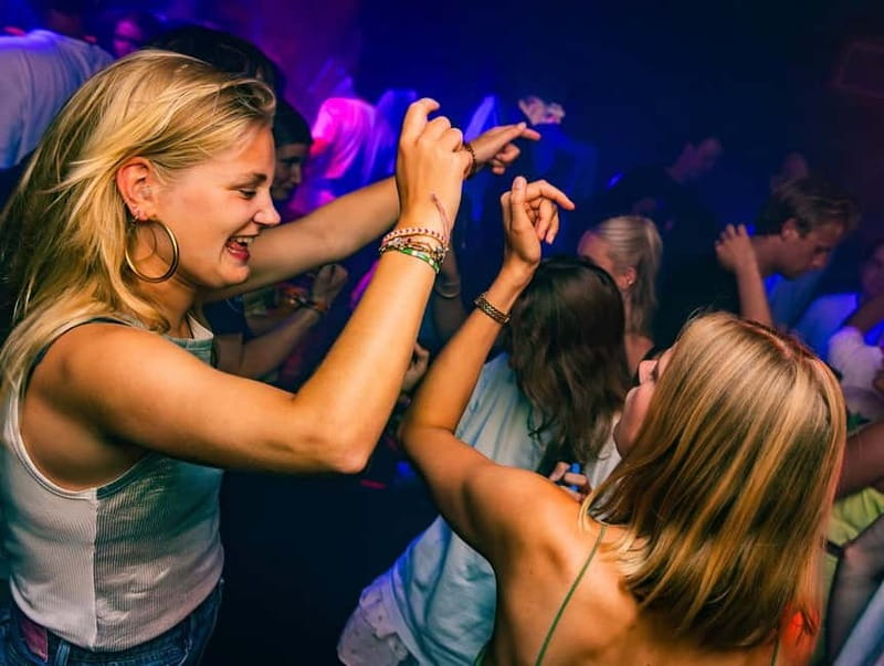 Groningen: Pub Crawl with Pub Quiz, Free Shots and Games - Your Guides in Purple: How the Night Gets Organized for You