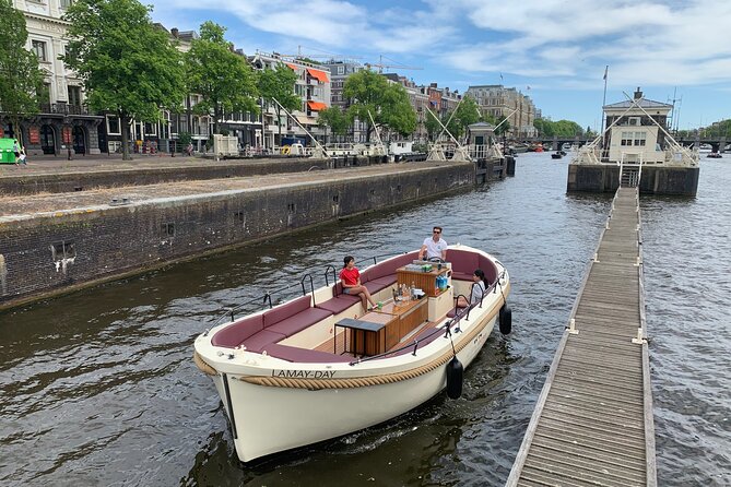 Guided Amsterdam Canal Cruise – Snacks & Drinks on board(1 Hour) - Why This One-Hour Canal Cruise Works So Well