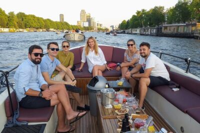 Guided Amsterdam Canal Cruise – Snacks & Drinks on board(1 Hour)