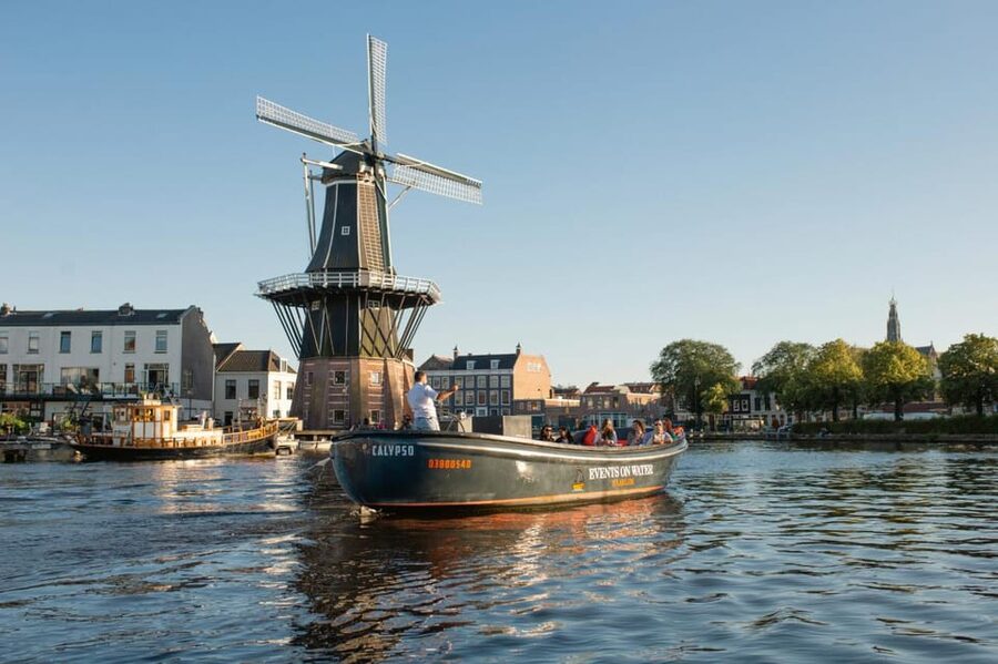 Haarlem: Sightseeing Boat Tour with Snacks and Drinks - Step aboard the covered 1954 sloop, with cushions and background music