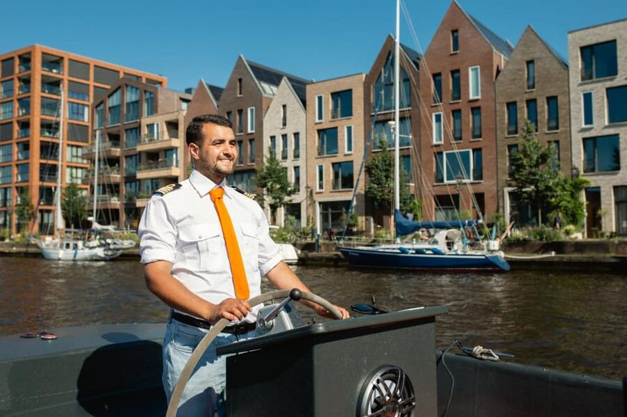 Haarlem: Sightseeing Boat Tour with Snacks and Drinks - Your 75-minute route: the Haarlem sights you actually get to see