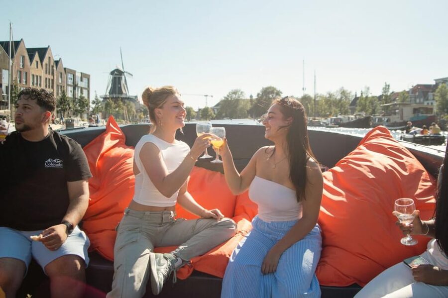 Haarlem: Sightseeing Boat Tour with Snacks and Drinks - Meeting at Nieuwe Gracht 80, right by Teylers Museum