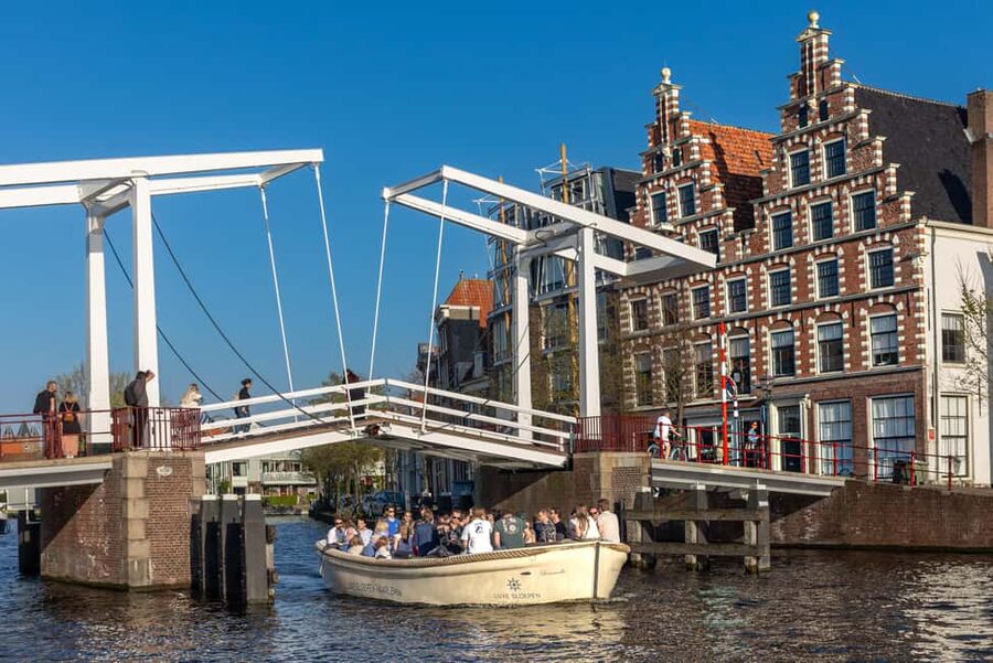 Haarlem: Unlimited Drinks City Cruise - Open Boat Comfort: Pillows, Captain, and a Live Guide