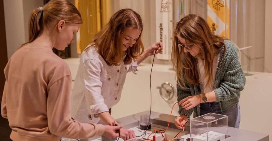Kerkrade: Discovery Museum Entry Ticket - Science Lab gadget-making: make it, then take it home