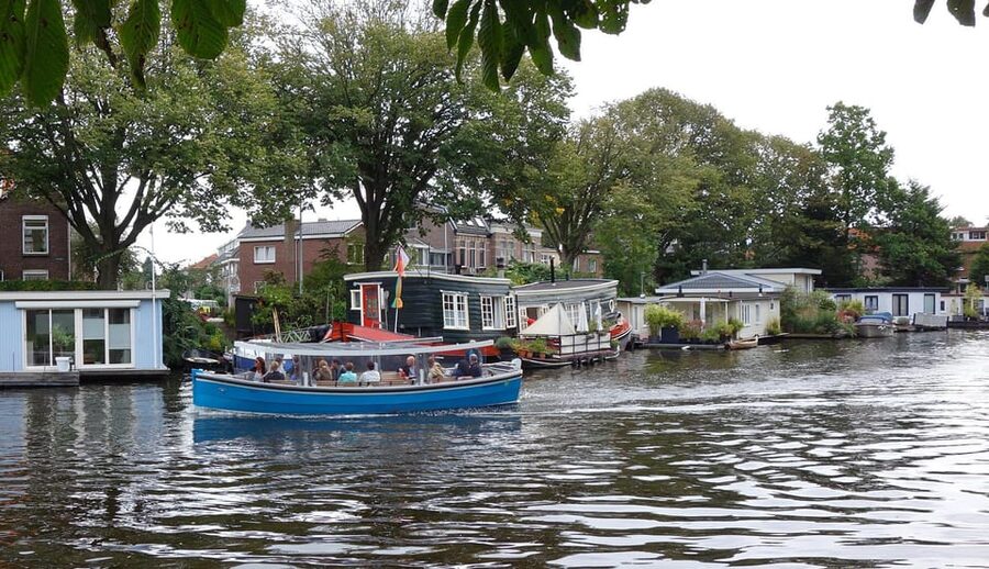 Leiden: Cruise through the Historic City Center with Guide - Electric canal cruising in Leiden’s historic center, no stress timing