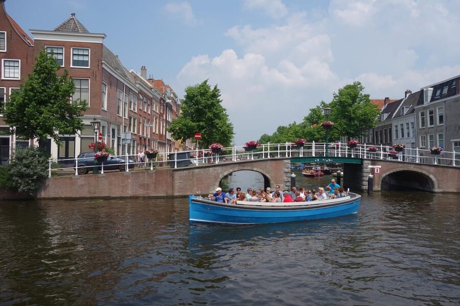 Leiden: Cruise through the Historic City Center with Guide - Boats, bridges, and that small thrill of ducking