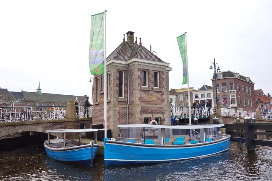 Leiden: Cruise through the Historic City Center with Guide - Where you meet at Blauwpoortsbrug (and how to spot the spot)