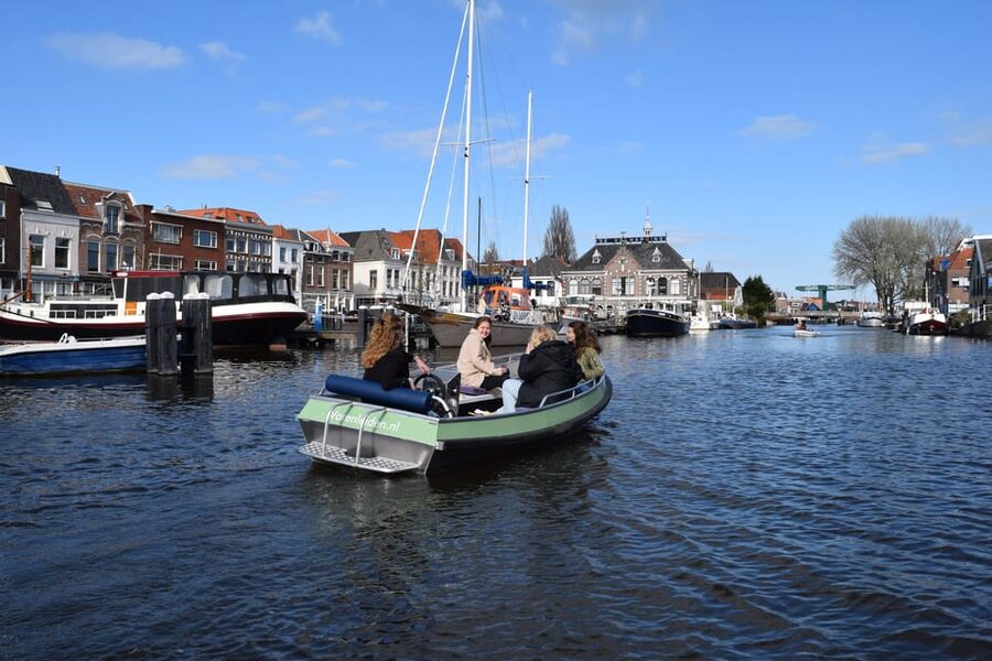 Leiden: Electric Boat Rental - How the electric boat controls work, and what no license means in real life