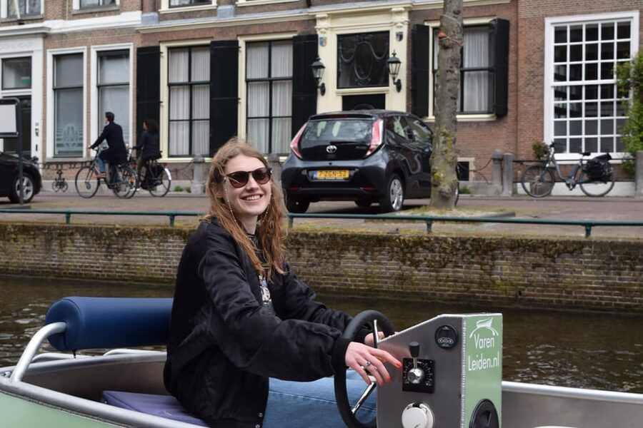 Leiden: Electric Boat Rental - Your 2-hour canal plan in Leiden: 88 canals, 28 kilometers, and water-side parks