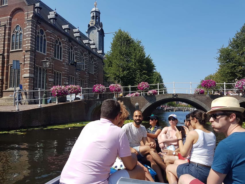Leiden: Electric Boat Rental - Navigation reality check: sharing canals with other boats