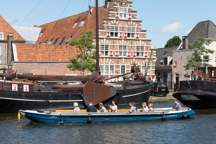 Leiden: Guided City Canal Cruise - Meeting at Aalmarkt 4 and picking your best seat