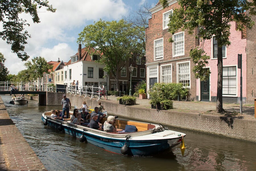 Leiden: Guided City Canal Cruise - What you’ll see from the water: City Hall, Hortus Botanicus, and De Lakenhal