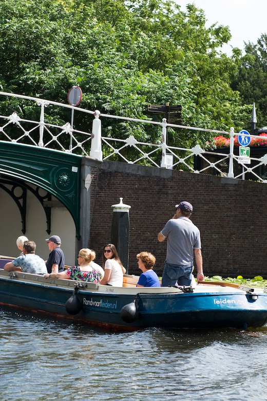 Leiden: Guided City Canal Cruise - Listening to the captain: English support, and why sound quality matters
