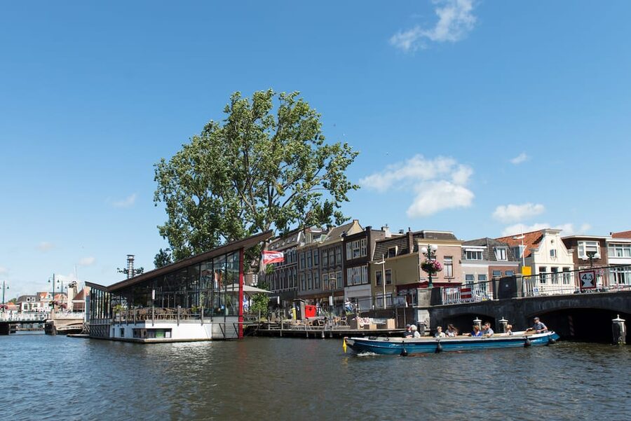 Leiden: Guided City Canal Cruise - Snacks, drinks, and the small comfort decisions that help
